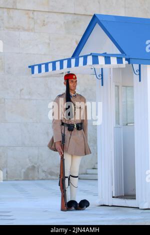 Athen - Griechenland, 4. Juli 2022, Griechenland Syntagma-Platz Wachablösung vor dem Denkmal für das Unbekannte Stockfoto