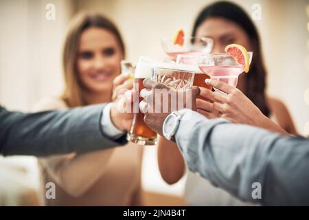 An die coolste Clique der Stadt. Eine Gruppe junger Freunde, die mit ihren Getränken in einer Bar feiern. Stockfoto