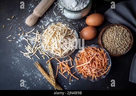 Schüssel mit traditionellen türkischen Nudelgerichten (roh) mit Eiern Stockfoto