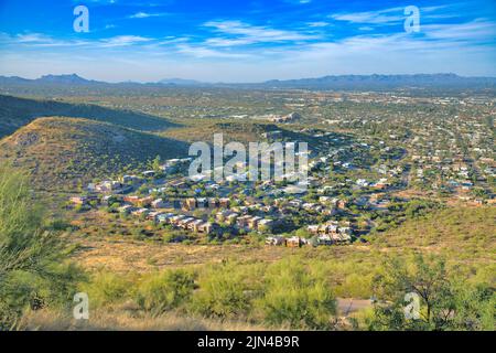 Ansicht eines Vorstadtviertels von oben in Tucscon, Arizona. Nachbarschaft in der Nähe der Hügel und Berge gegen den Himmel im Hintergrund. Stockfoto