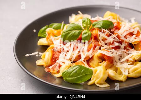 Italienische Tortellini-Pasta mit Tomatensauce – italienische Küche Stockfoto