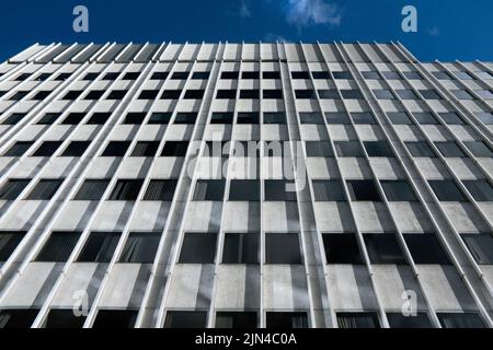 Niedriger Blick auf das moderne Bürogebäude Stockfoto