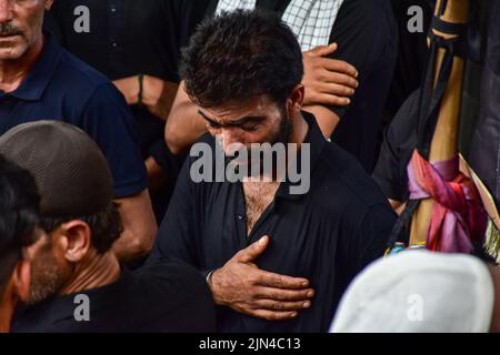 Srinagar, Indien. 08. August 2022. Ein schiitischer Muslim aus Kaschmir nimmt an einem Trauerritual während einer religiösen Prozession in den Innenräumen des Dal-Sees in Srinagar Teil. Muharram ist ein Monat der Trauer zum Gedenken an das Martyrium von Imam Hussain, dem Enkel des Propheten Muhammad (PBUH). Kredit: SOPA Images Limited/Alamy Live Nachrichten Stockfoto