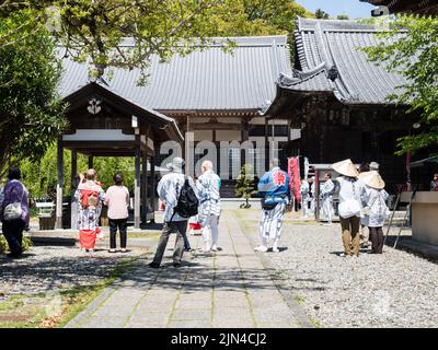 Kochi, Japan - 7. April 2018: Touristen und O-henro-Pilger beobachten die lokale Festveranstaltung in Sekkeiji, Tempel Nummer 33 der Shikoku-Wallfahrt Stockfoto