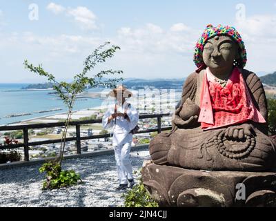 Kochi, Japan - 7. April 2018: Jizo-Statue und Wanderpilger auf dem Gelände des Zenjibuji, Tempel Nummer 32 der Shikoku-Wallfahrt Stockfoto