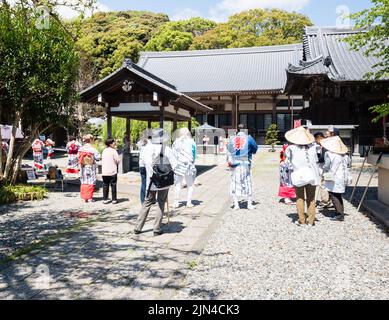 Kochi, Japan - 7. April 2018: Touristen und O-henro-Pilger beobachten die lokale Festveranstaltung in Sekkeiji, Tempel Nummer 33 der Shikoku-Wallfahrt Stockfoto