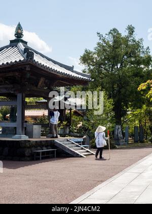 Kochi, Japan - 7. April 2018: O-henro-Pilger in Tanemaji, Tempel Nummer 34 der Shikoku-Pilgerfahrt Stockfoto