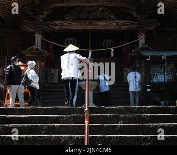 Kochi, Japan - 7. April 2018: O-henro-Pilger, der die Treppe zur Haupthalle von Kiyotakiji, Tempel Nummer 35 der Shikoku-Pilgerfahrt, klettert Stockfoto