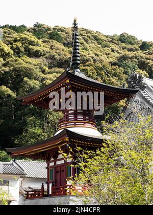 Tosa, Präfektur Kochi, Japan - 7. April 2018: Rote Pagode bei Shoryuji, Tempel Nummer 36 der Shikoku-Wallfahrt Stockfoto