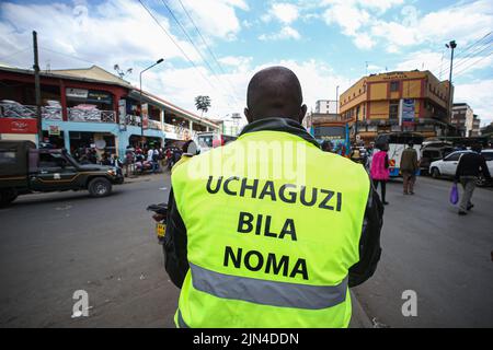 Nairobi, Kenia. 08. August 2022. Ein Boda Boda (Motorrad) Fahrer in einer reflektierenden Jacke mit dem Slogan "Uchaguzi bila noma" (Wahlen ohne Gewalt). Dies ist Teil einer Friedenskampagne, die vom Roten Kreuz Kenias in Nairobi durchgeführt wird. Die Kenianer werden am 9.. August 2022 abstimmen, und die unabhängige Wahl- und Grenzkommission (IEBC) schließt ihre Vorbereitungen für die Durchführung der Parlamentswahlen weiter ab. Kredit: SOPA Images Limited/Alamy Live Nachrichten Stockfoto