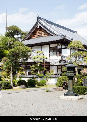 Sukumo, Japan - 8. April 2018: Auf dem Gelände von Enkoji, Tempel Nummer 39 der Shikoku-Wallfahrt Stockfoto