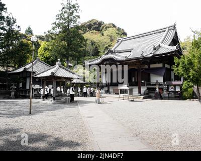 Sukumo, Japan - 8. April 2018: Gruppe von O-henro-Pilgern in Enkoji, Tempel Nummer 39 der Shikoku-Pilgerfahrt Stockfoto