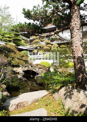 Sukumo, Japan - 8. April 2018: Traditioneller japanischer Garten mit Teich auf dem Gelände von Enkoji, Tempel Nummer 39 der Shikoku-Wallfahrt Stockfoto