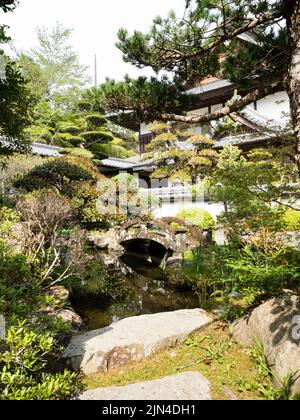 Sukumo, Japan - 8. April 2018: Traditioneller japanischer Garten mit Teich auf dem Gelände von Enkoji, Tempel Nummer 39 der Shikoku-Wallfahrt Stockfoto