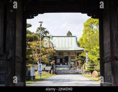 Minamiuwa, Präfektur Ehime, Japan - 8. April 2018: Eingang zum Kanjizaiji, Tempel Nummer 40 der Shikoku-Wallfahrt Stockfoto