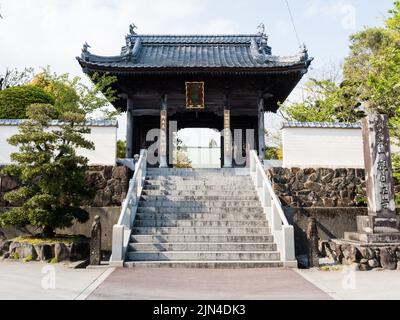 Minamiuwa, Präfektur Ehime, Japan - 8. April 2018: Eingang zum Kanjizaiji, Tempel Nummer 40 der Shikoku-Wallfahrt Stockfoto