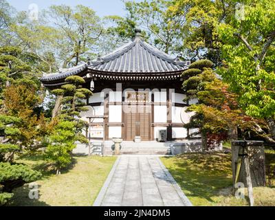 Minamiuwa, Präfektur Ehime, Japan - 8. April 2018: Auf dem Gelände von Kanjizaiji, Tempel Nummer 40 der Shikoku-Wallfahrt Stockfoto