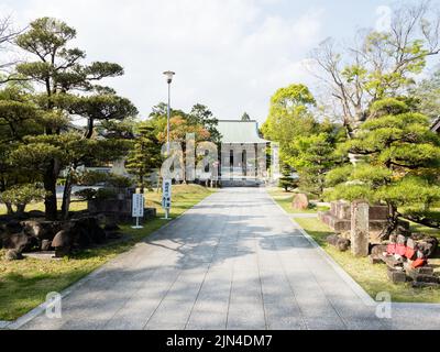 Minamiuwa, Präfektur Ehime, Japan - 8. April 2018: Auf dem Gelände von Kanjizaiji, Tempel Nummer 40 der Shikoku-Wallfahrt Stockfoto