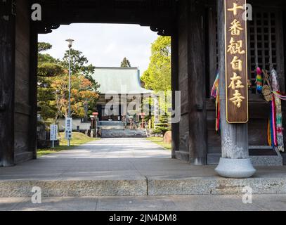 Minamiuwa, Präfektur Ehime, Japan - 8. April 2018: Eingang zum Kanjizaiji, Tempel Nummer 40 der Shikoku-Wallfahrt Stockfoto