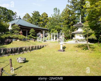 Minamiuwa, Präfektur Ehime, Japan - 8. April 2018: Auf dem Gelände von Kanjizaiji, Tempel Nummer 40 der Shikoku-Wallfahrt Stockfoto