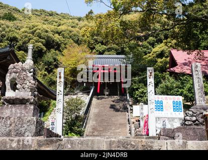 Uwajima, Japan - 8. April 2018: Inari-Schrein auf dem Gelände von Ryukoji, Tempel Nummer 41 der Shikoku-Wallfahrt Stockfoto