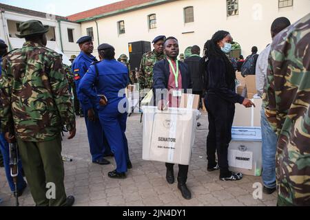 Nairobi, Kenia. 08. August 2022. Ein Beamter der Unabhängigen Wahlkommission (IEBC) führt Wahlmaterial an der Jamhuri High School, bevor sie an Wahllokale im Wahlkreis Starehe in Nairobi verteilt wurden. Die Kenianer werden am 9.. August 2022 abstimmen, und die unabhängige Wahl- und Grenzkommission (IEBC) schließt ihre Vorbereitungen für die Durchführung der Parlamentswahlen weiter ab. (Foto von Boniface Muthoni/SOPA Images/Sipa USA) Quelle: SIPA USA/Alamy Live News Stockfoto