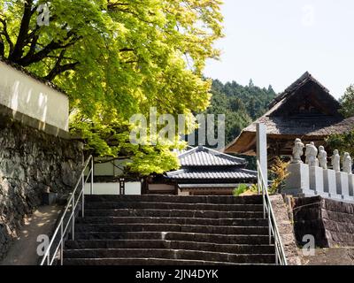 Uwajima, Präfektur Ehime, Japan - 9. April 2018: Eingang zum Butsumokuji, Tempel Nummer 42 der Shikoku-Wallfahrt Stockfoto