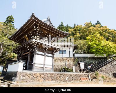 Uwajima, Präfektur Ehime, Japan - 9. April 2018: Eingang zum Butsumokuji, Tempel Nummer 42 der Shikoku-Wallfahrt Stockfoto