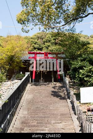 Uwajima, Japan - 8. April 2018: Inari-Schrein auf dem Gelände von Ryukoji, Tempel Nummer 41 der Shikoku-Wallfahrt Stockfoto