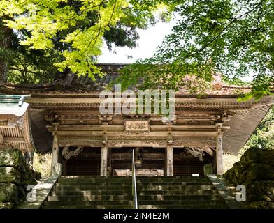 Seiyo, Präfektur Ehime, Japan - 9. April 2018: Eingang zum Meisekiji, Tempel Nummer 43 der Shikoku-Wallfahrt Stockfoto