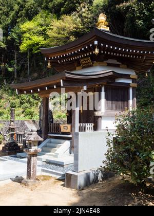 Uwajima, Präfektur Ehime, Japan - 9. April 2018: Auf dem Gelände von Butsumokuji, Tempel Nummer 42 der Shikoku-Wallfahrt Stockfoto