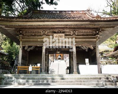 Seiyo, Präfektur Ehime, Japan - 9. April 2018: Eingang zum Meisekiji, Tempel Nummer 43 der Shikoku-Wallfahrt Stockfoto