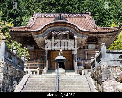 Seiyo, Präfektur Ehime, Japan - 9. April 2018: Haupthalle von Meisekiji, Tempel Nummer 43 der Shikoku-Wallfahrt Stockfoto