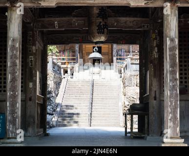 Seiyo, Präfektur Ehime, Japan - 9. April 2018: Eingang zum Meisekiji, Tempel Nummer 43 der Shikoku-Wallfahrt Stockfoto