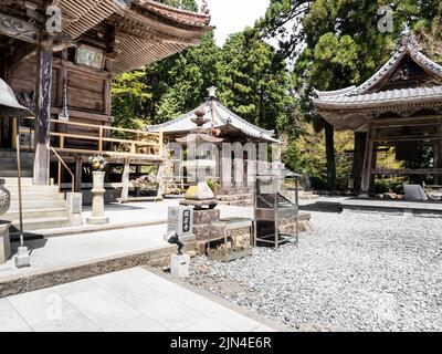 Seiyo, Präfektur Ehime, Japan - 9. April 2018: Auf dem Gelände von Meisekiji, Tempel Nummer 43 der Shikoku-Wallfahrt Stockfoto