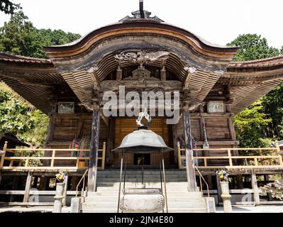 Seiyo, Präfektur Ehime, Japan - 9. April 2018: Haupthalle von Meisekiji, Tempel Nummer 43 der Shikoku-Wallfahrt Stockfoto