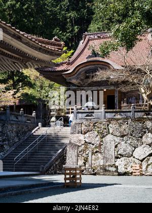 Seiyo, Präfektur Ehime, Japan - 9. April 2018: Auf dem Gelände von Meisekiji, Tempel Nummer 43 der Shikoku-Wallfahrt Stockfoto