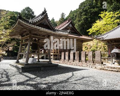 Seiyo, Präfektur Ehime, Japan - 9. April 2018: Auf dem Gelände von Meisekiji, Tempel Nummer 43 der Shikoku-Wallfahrt Stockfoto