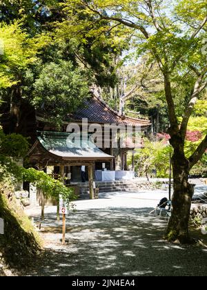 Seiyo, Präfektur Ehime, Japan - 9. April 2018: Auf dem Gelände von Meisekiji, Tempel Nummer 43 der Shikoku-Wallfahrt Stockfoto