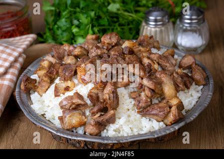Türkisches Fleisch et kavurma mit Reis - pilav (türkischer Name; kurban kavurma, pilav ustu kavurma) Stockfoto