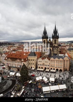 Prag, Tschechische Republik - 12. Dezember 2018: Blick auf den Altstädter Ring mit weihnachtsmarkt an einem stürmischen Wintertag Stockfoto