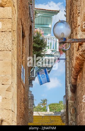Steinigen Sie die engen Gassen der Altstadt von Jaffa gegen den blauen Himmel mit Wolken Stockfoto