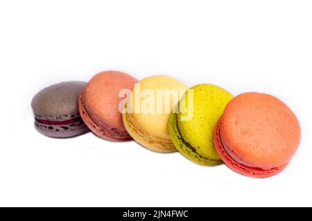 Bunte Makronen-Kuchen. Kleine französische Muffins. Bunte Makronen auf weißem Hintergrund Stockfoto