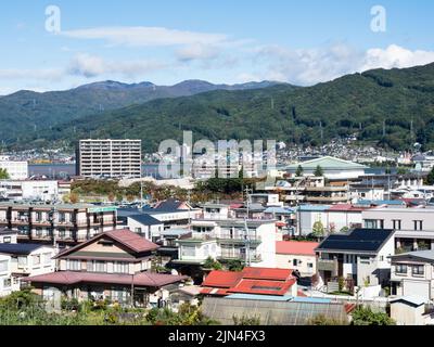 Suwa, Japan - 22. Oktober 2017: Blick auf Kamisuwa onsen, ein Thermalbad am Ufer des Suwako-Sees, von der Spitze des Kakashima-Schlosses Stockfoto