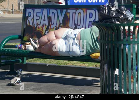 Los Angeles, Kalifornien, USA 6.. August 2022 Eine allgemeine Sicht der Atmosphäre von Obdachlosen auf der Busbank am 6. August 2022 in Los Angeles, Kalifornien, USA. Foto von Barry King/Alamy Stockfoto Stockfoto