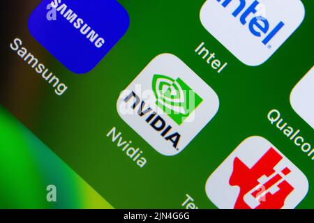 Kumamoto, JAPAN - Mar 30 2022 : Ikone des US-Technologieunternehmens Nvidia mit Samsung, Texas Instrumentals, Intel und Qualcomm Icons auf dem iPhone. Stockfoto