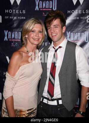 Olivia Newton-John und Curtis Holbrook nehmen am 10. Juli 2007 an der Eröffnungsparty für „Xanadu“ in Providence in New York City Teil. Foto: Henry McGee/MediaPunch Stockfoto