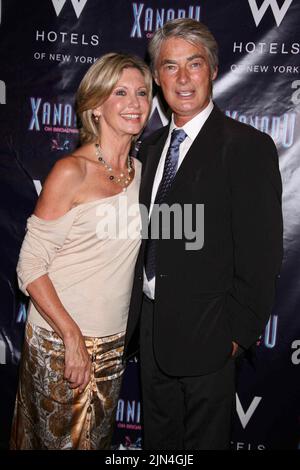 Olivia Newton-John und John Farrar nehmen am 10. Juli 2007 an der Eröffnungsparty für „Xanadu“ in Providence in New York City Teil. Foto: Henry McGee/MediaPunch Stockfoto