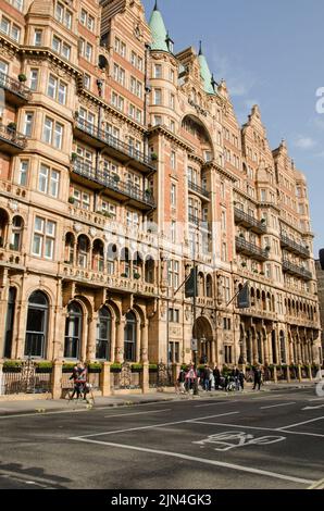 London, Großbritannien - 21. März 2022: Blick auf die Fassade des historischen Kimpton Fitzroy Hotels - ursprünglich das Hotel Russell genannt - an einem sonnigen Frühlingstag. Stockfoto