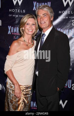 Olivia Newton-John und John Farrar nehmen am 10. Juli 2007 an der Eröffnungsparty für „Xanadu“ in Providence in New York City Teil. Foto: Henry McGee/MediaPunch Stockfoto